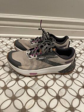 Brooks Women's Hiking Sneakers Size 8 Catamount 2 Grey Taupe